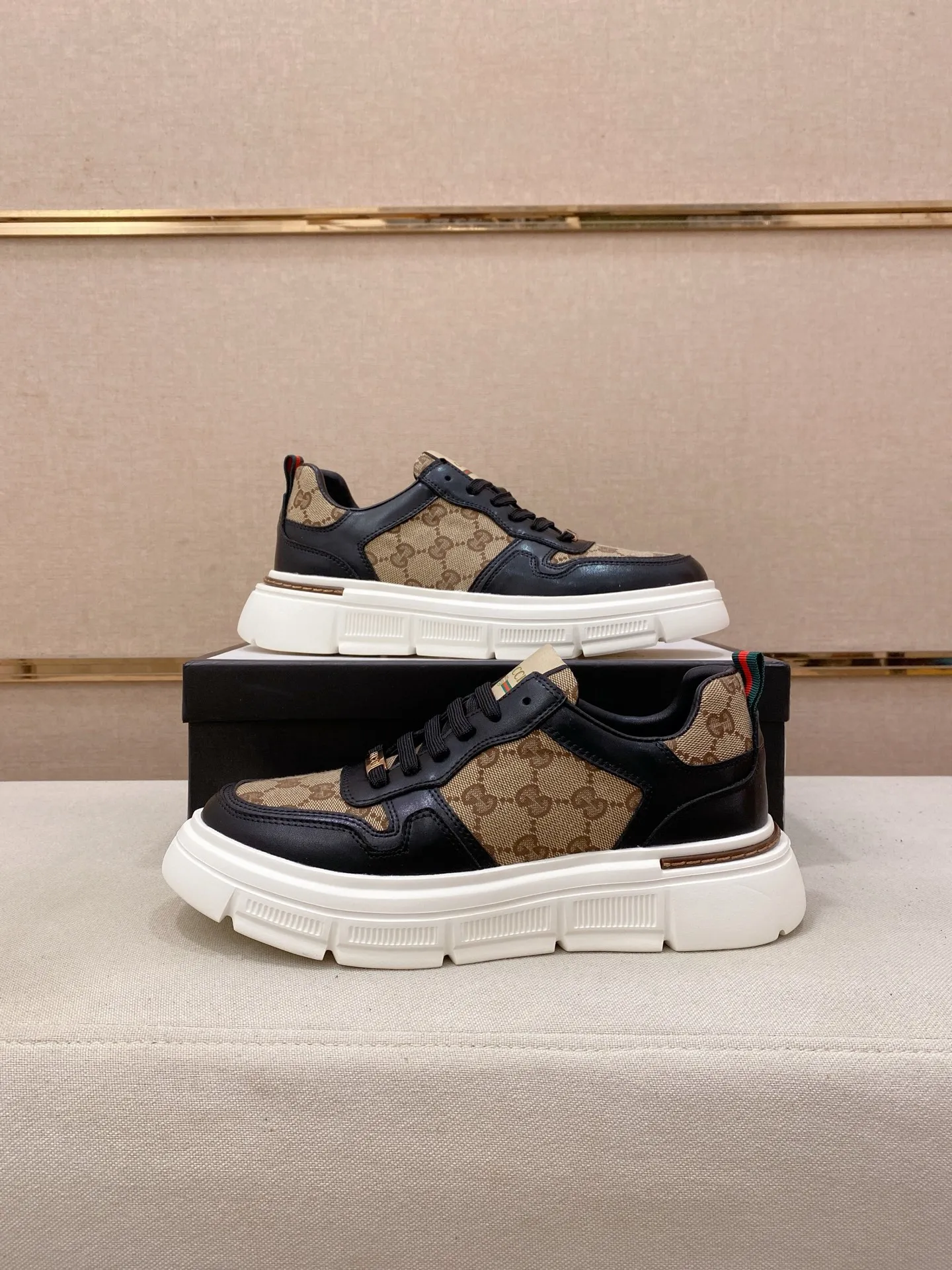 Men's shoes💰 400💰The new GUCCI (Gucci) counters are launched simultaneously. The new men's shoes, 😘fabrics are selected from imported cowhide, and the lining is sheepskin lining. 👍🏿 High-end ☄️ air-cushion molded anti-slip rubber outsole, exquisite lines, simple and elegant, comfortable and high-end for leisure travel. Code number: 38 to 44 (45 can be customized and cannot be returned or exchanged)